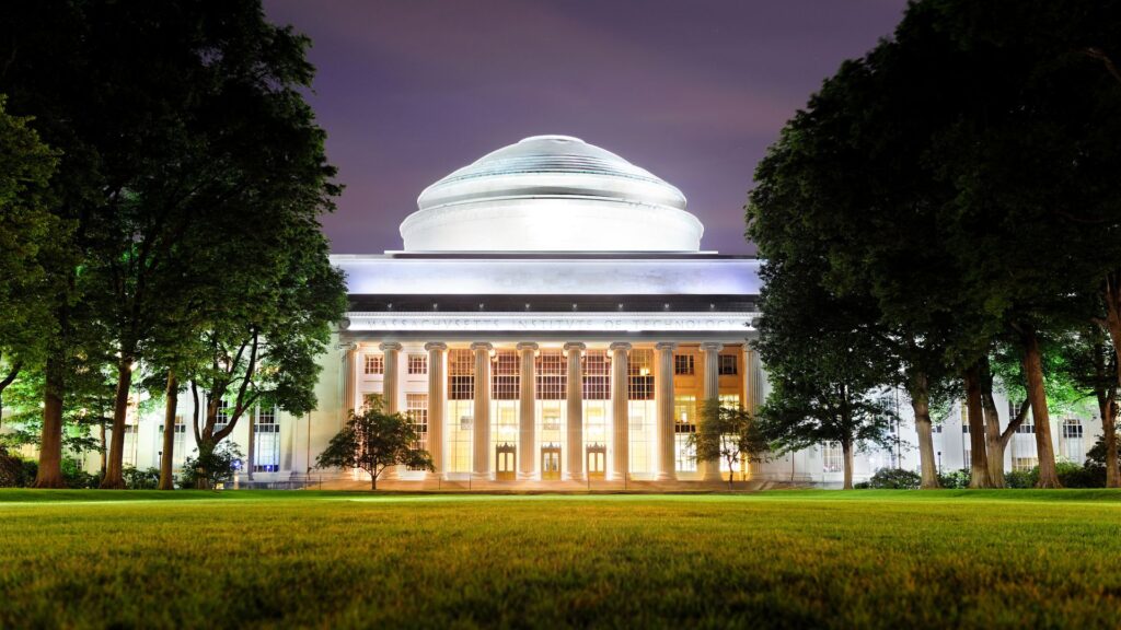 En segundo lugar se encuentra el Instituto de Tecnología de Massachusetts (MIT